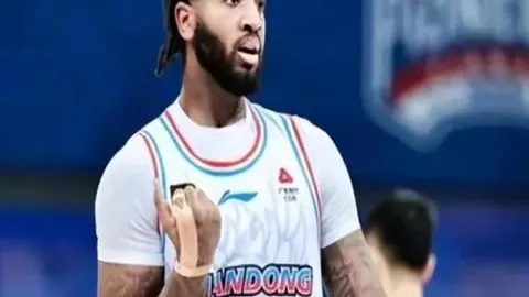 新鹏城队黄衣对阵海港，门将球衣蓝紫配色引热议